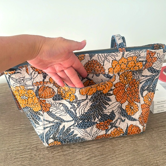 Hobo Haven Tote - Picture 2 of 10